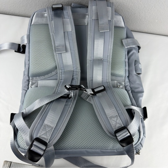 NWOT Sleek Silver Men's Women’s Backpack w charging port - Picture 3 of 10